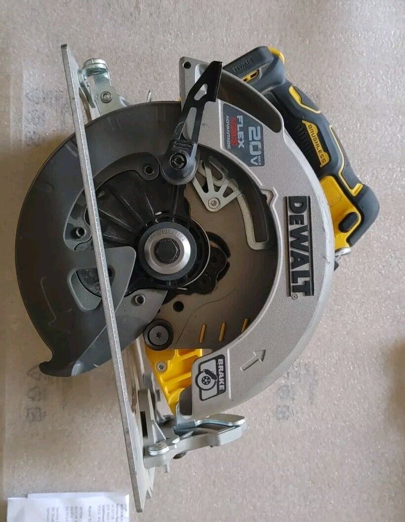 DeWalt DCS573 20V MAX BL Li-Ion 7-1/4 in. Circular Saw Refurbished 2aH Battery