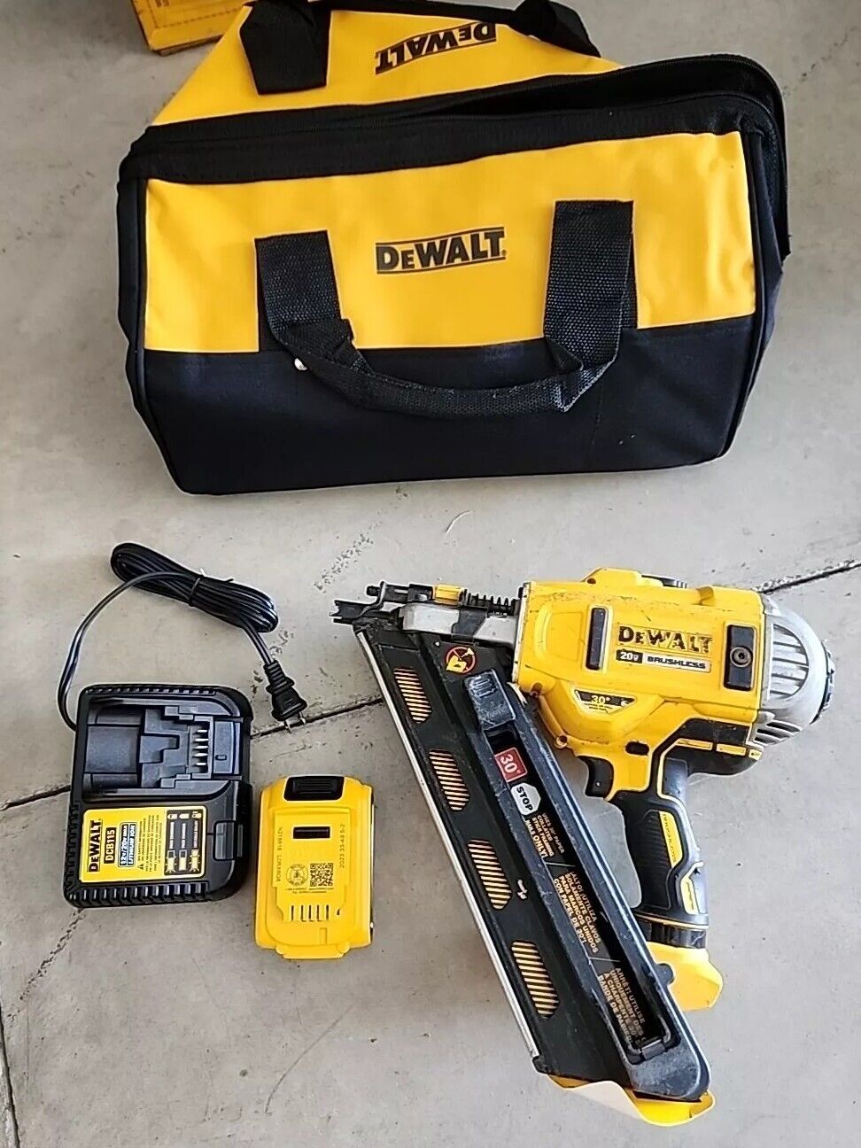 DEWALT DCN692M1 20V MAX Cordless Framing Nailer Kit 4aH Battery Charger & Bag