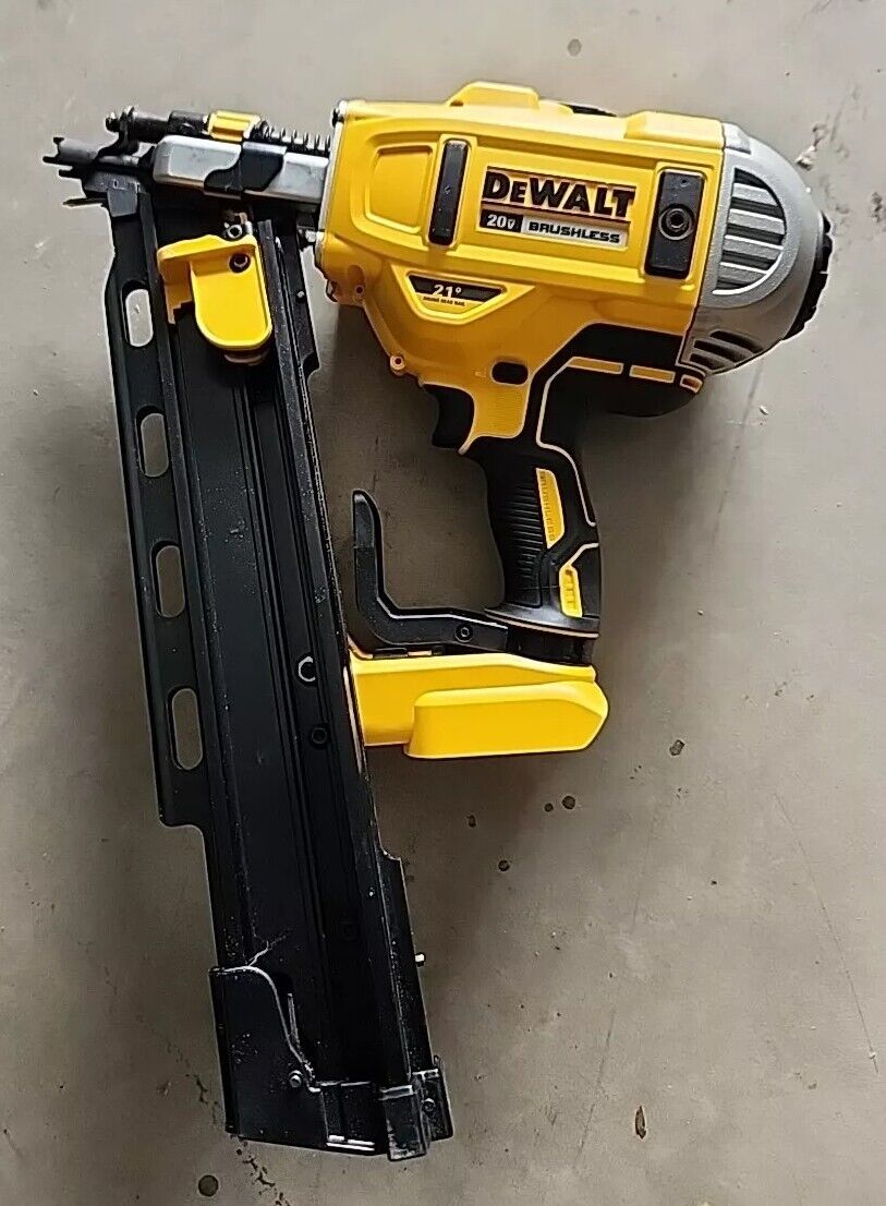 DEWALT DCN21PLB 20V 21-Degree Cordless Framing Nailer Gun Near Mint Condition