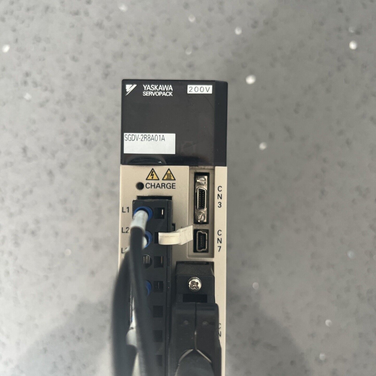 YASKAWA SERVO DRIVE 200-230V IN 0-230V OUT 3Ø 400W SGDV-2R8A01A / SGDV2R8A01A