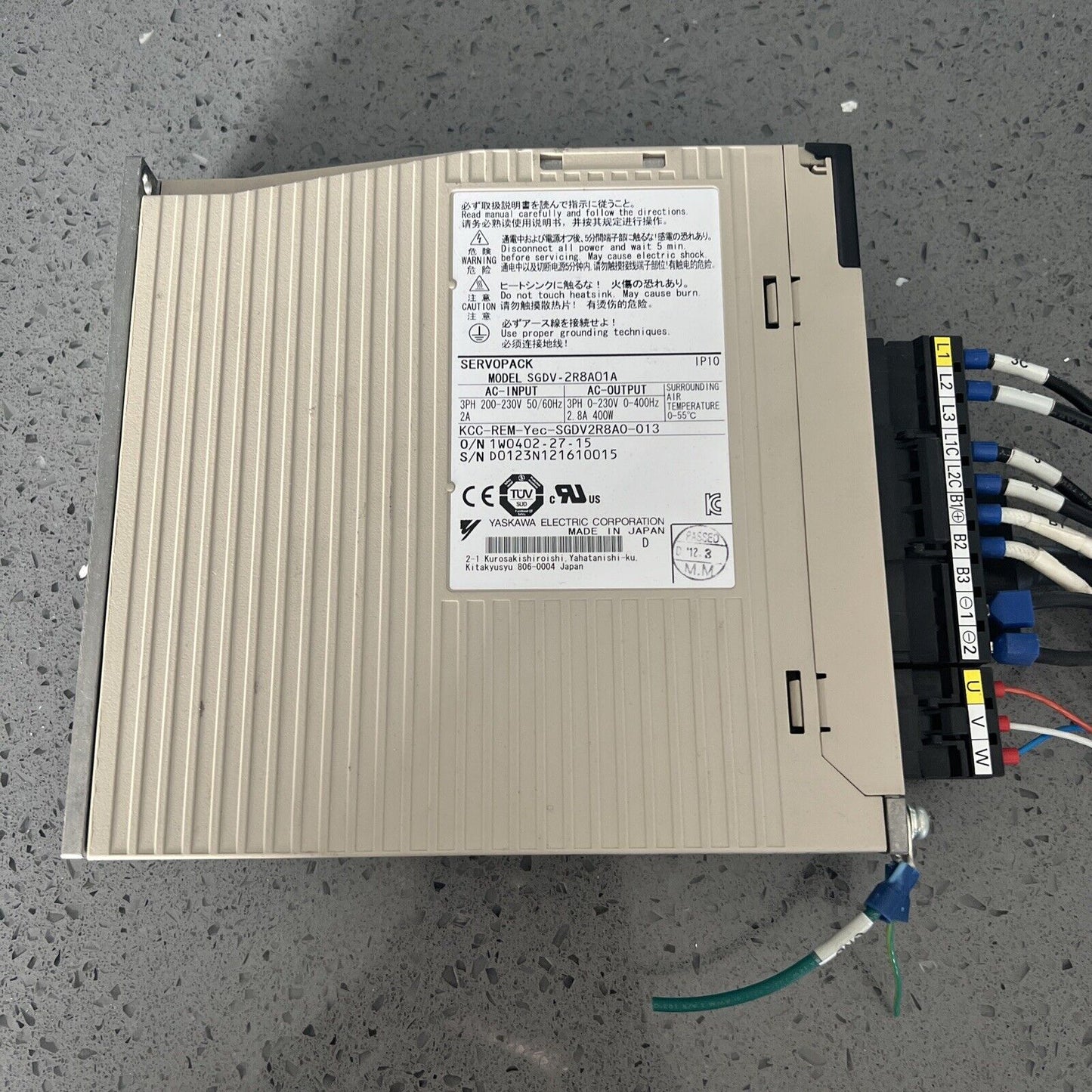 YASKAWA SERVO DRIVE 200-230V IN 0-230V OUT 3Ø 400W SGDV-2R8A01A / SGDV2R8A01A